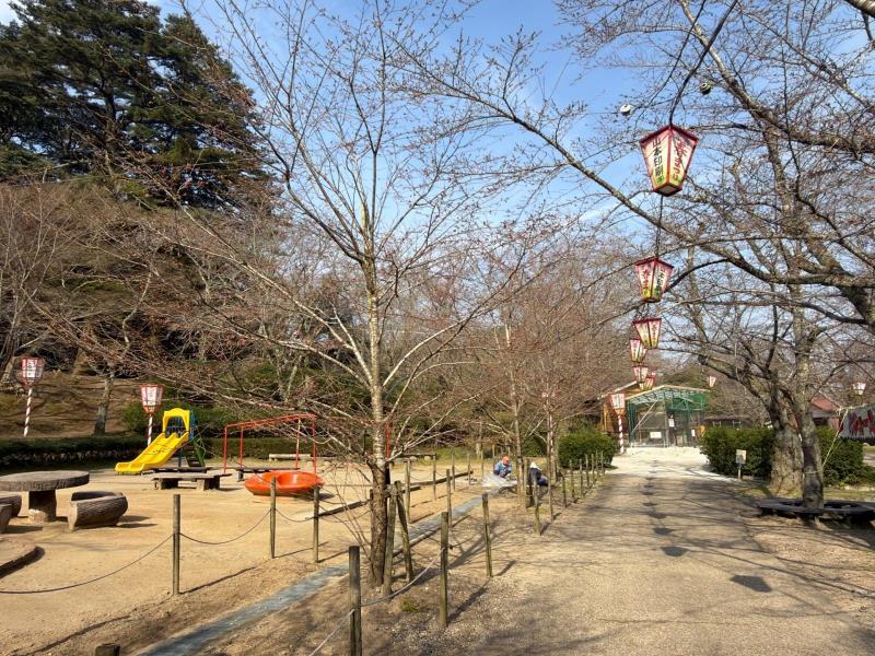 遊具広場前